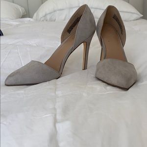 Women’s nude / gray heels